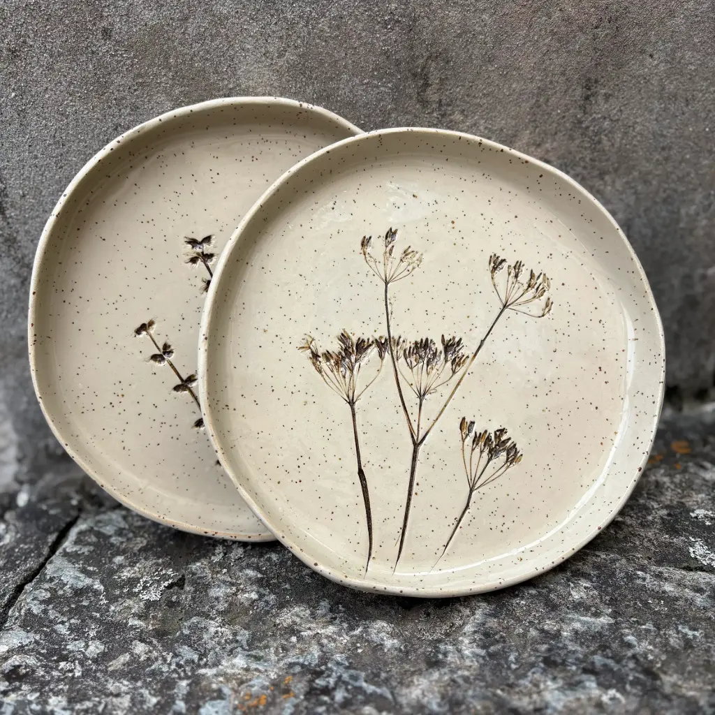 Piatti "Fiur in di prai" (⌀17-18 cm, naturale lucido)